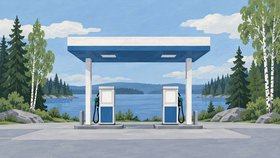 Kuvituksessa on kaksi polttoainepumppua sinivalkoisen katoksen alla. Taustalla näkyy järvi, koivuja ja havupuita.