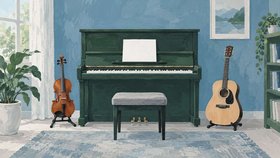 Musiikkikoulun opetustilassa on tummanvihreä piano ja pehmustettu pianopenkki. Pianon vieressä ovat viulu ja akustinen kitara telineissään, ja huoneessa on kirjahylly, viherkasveja sekä maisemakuva sinisellä seinällä.