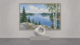 Taidegallerian seinällä on suuri järvimaisemamaalaus, jossa näkyy koivuja, havupuita ja kalliorantaa. Maalauksen edessä matalalla jalustalla on vaalea, keskeltä avoin abstrakti veistos.