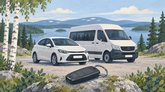 Kuvituksessa on valkoinen henkilöauto ja pikkubussi järvimaisemassa. Etualalla kiven päällä on auton avain, ja ympärillä näkyy koivuja, havupuita ja mustikanvarpuja.