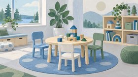 Kuvituksessa lasten pyöreällä pöydällä on puupalikoita, ja pöytää ympäröivät pienet värilliset tuolit. Hyllyillä on leluja, kirjoja ja säilytyslaatikoita.