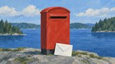 Punainen postilaatikko ja valkoinen kirjekuori ovat kallioisella järvenrannalla. Taustalla näkyy sininen järvi, metsäisiä saaria ja pilvinen taivas.