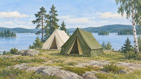 Kuvituksessa on vihreä ja vaalea teltta järven rannalla. Telttojen ympärillä näkyy kalliota, nurmea, mäntyjä ja koivuja, ja taustalla on metsäisiä saaria.