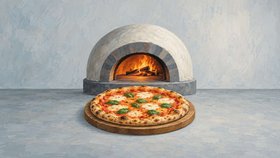 Pyöreä tomaatti-juustopizza basilikanlehtineen on puisella tarjoilulaudalla. Sen takana on vaalea kupolimainen puu-uuni, jonka suuaukossa näkyy palavia halkoja.