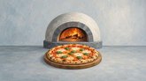 Pyöreä tomaatti-juustopizza basilikanlehtineen on puisella tarjoilulaudalla. Sen takana on vaalea kupolimainen puu-uuni, jonka suuaukossa näkyy palavia halkoja.