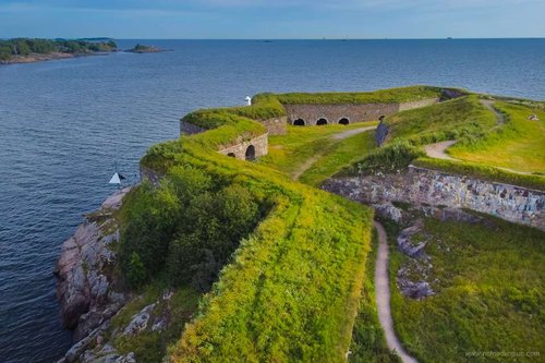 Suomenlinna Fortress rises across a chain of sea-washed islands, offering visitors a blend of coastal scenery, historic walls and one of Finland’s most iconic UNESCO heritage landmarks.